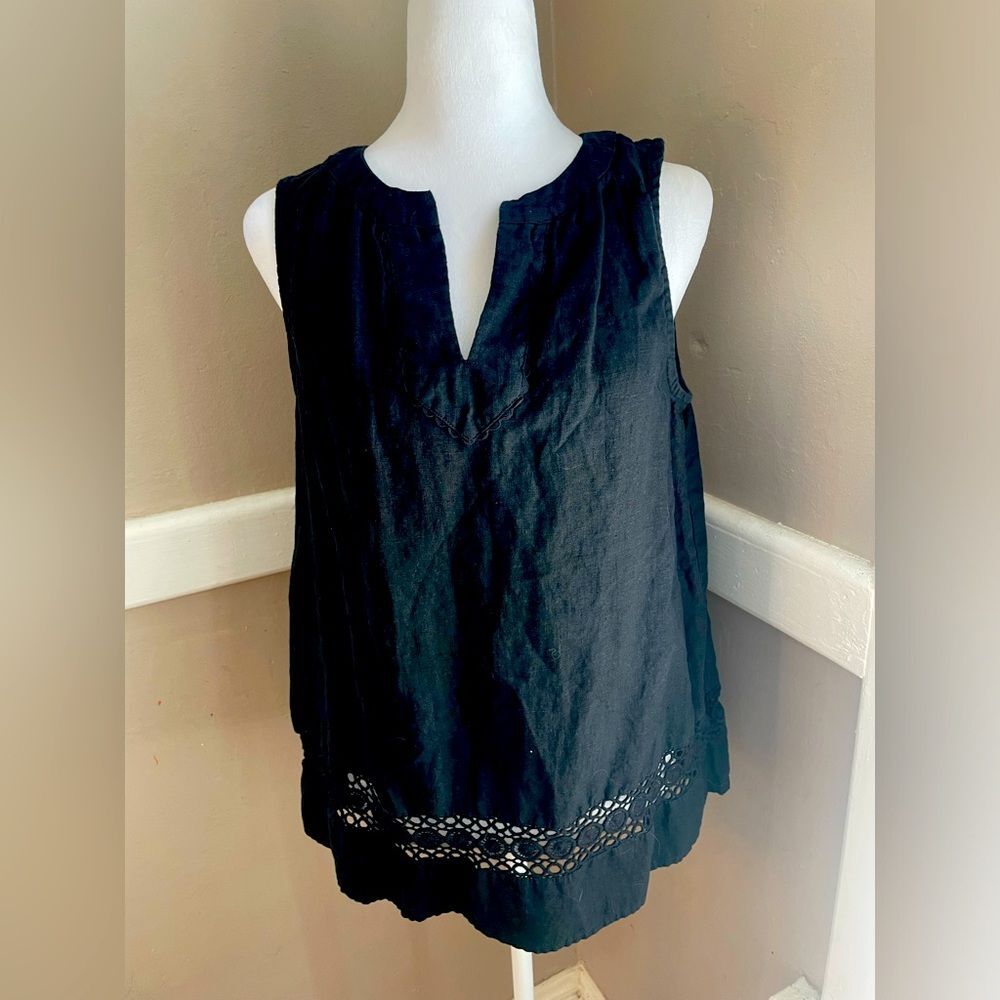 Crown & Ivy Black Linen Sleeveless Tank with circular cutout design EUC Small